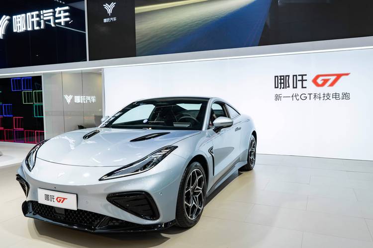 成都269哪吒汽车在智能汽车领域的表现，领途汽车在新能源汽车市场中的影响力